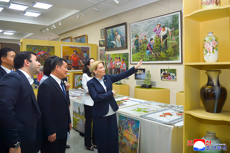 Russian Culture Ministry delegation visits various places of Pyongyang