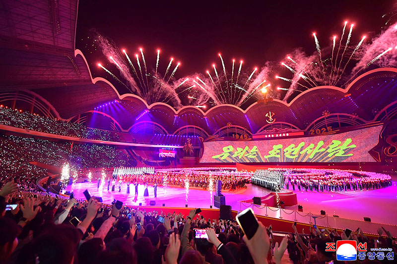 Grand chorus resounding through sky in October 