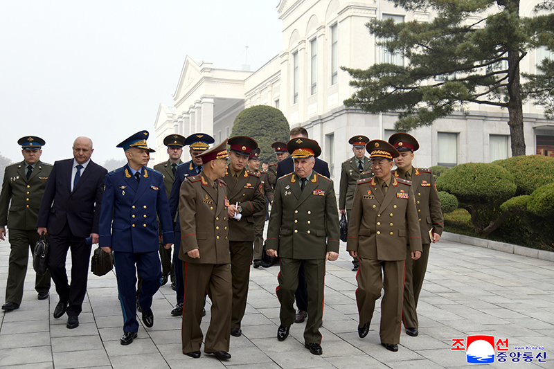 Russian delegation tours Pyongyang