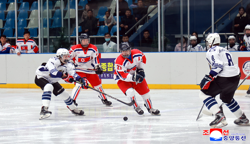 Friendly match held between ice hockey teams of DPRK and Russia