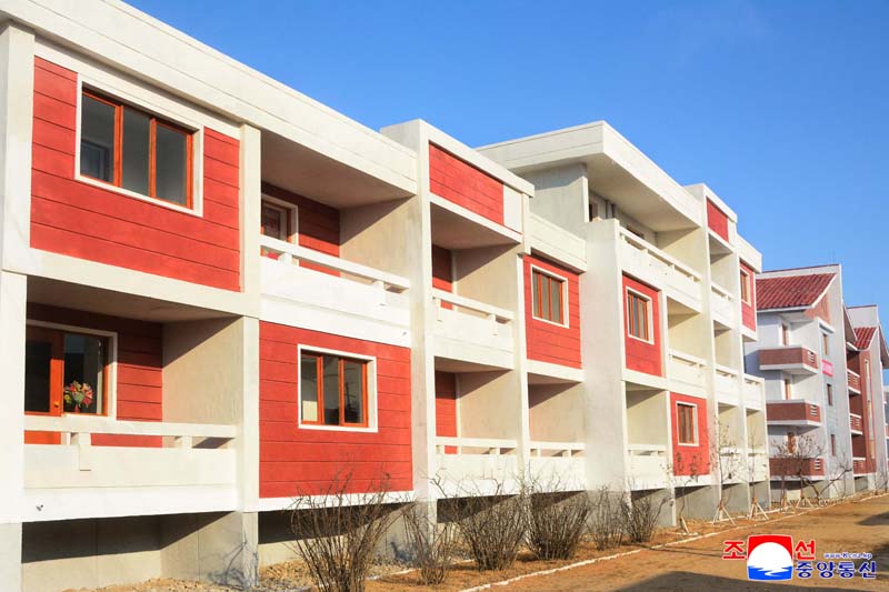 Farmers move into new houses at farms in South Hamgyong Province　　 