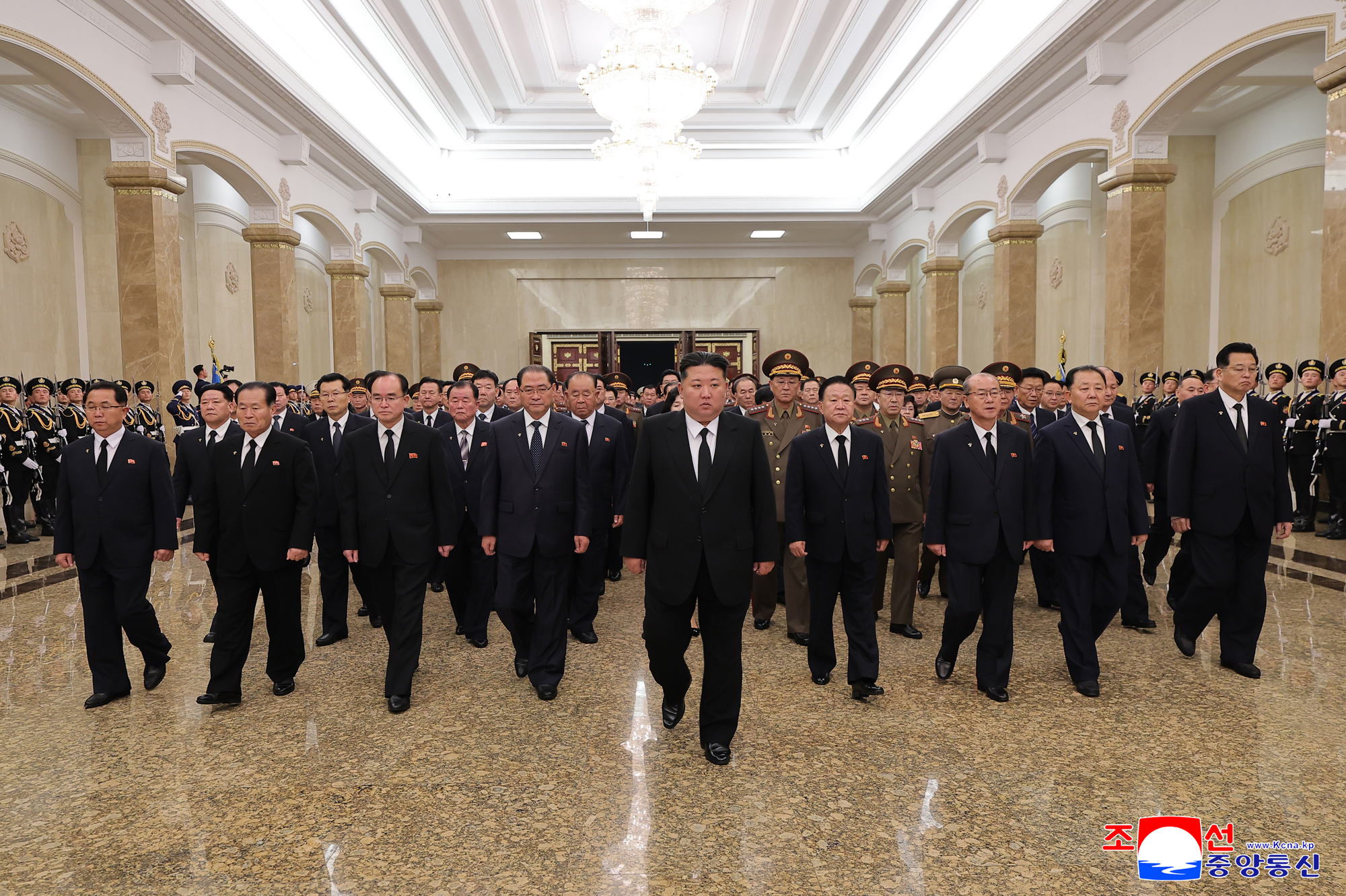 Respected Comrade Kim Jong Un visits Kumsusan Palace of Sun