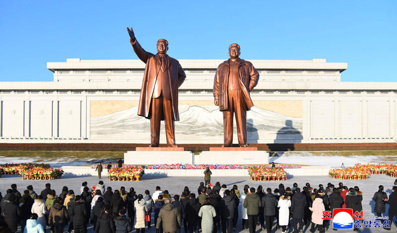   Floral tribute paid to great leaders on New Year’s Day