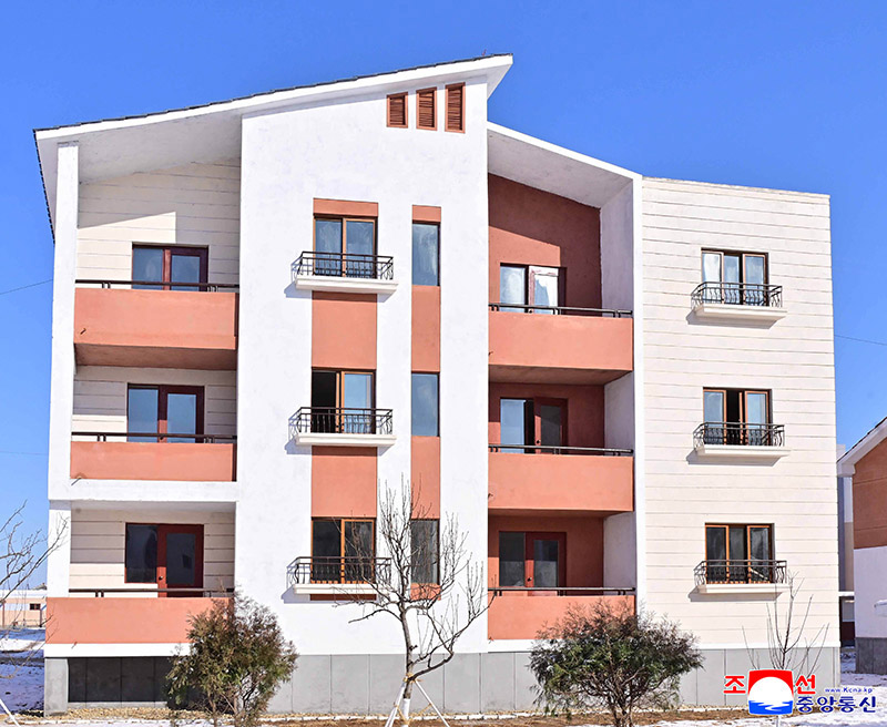 Farmers move into new houses in South Phyongan Province