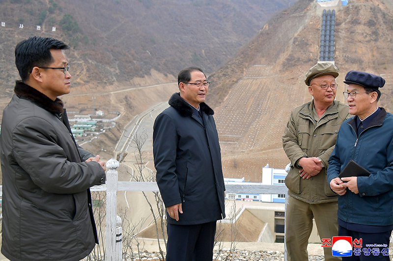 Premier Pak inspects tourist resort and power station under construction