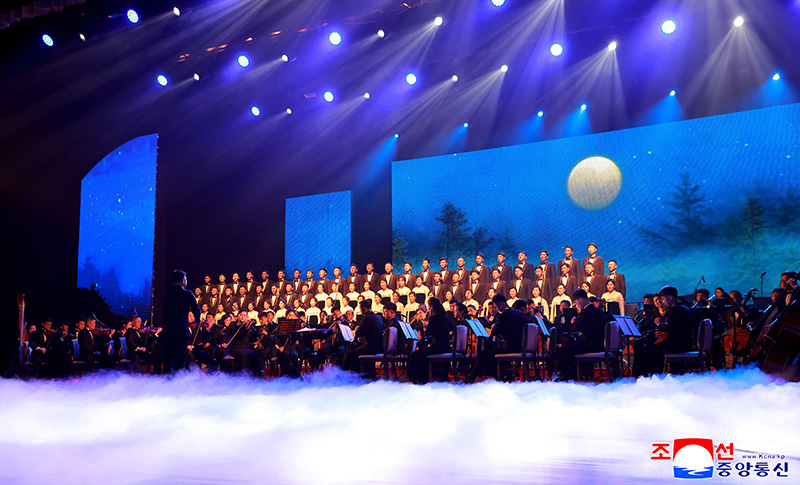 Mansudae Art Troupe gives performance to mark birth anniversary of President Kim Il Sung