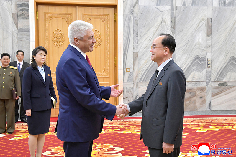 Jo Yong Won meets Russian delegation