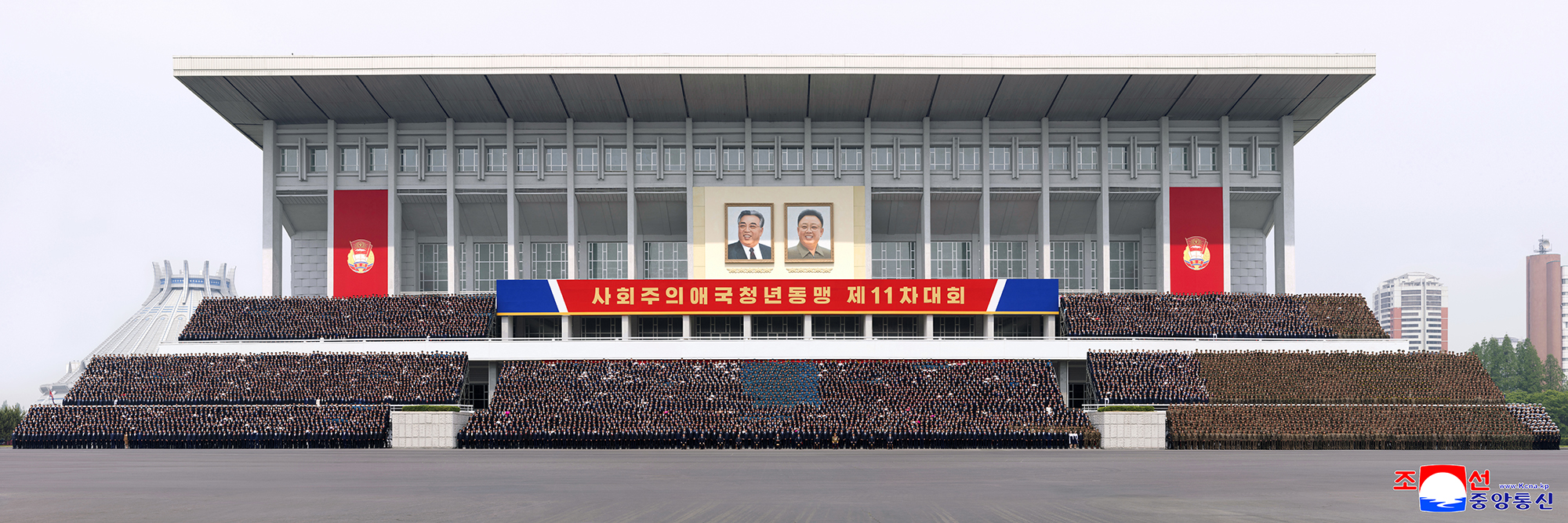 Respected Comrade Kim Jong Un meets participants in Eleventh SPYL Congress, has photo taken with them
