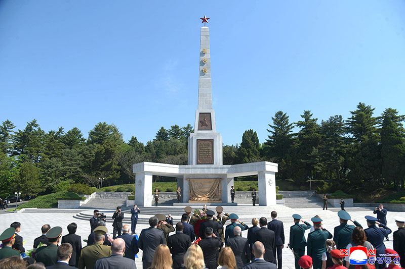 Resident Russian diplomats lay wreaths at Liberation Tower and cemetery of fallen fighters of Soviet army