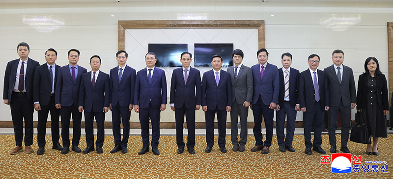 Special envoy of general secretary of the CPV Central Committee and president of Vietnam arrives in Pyongyang