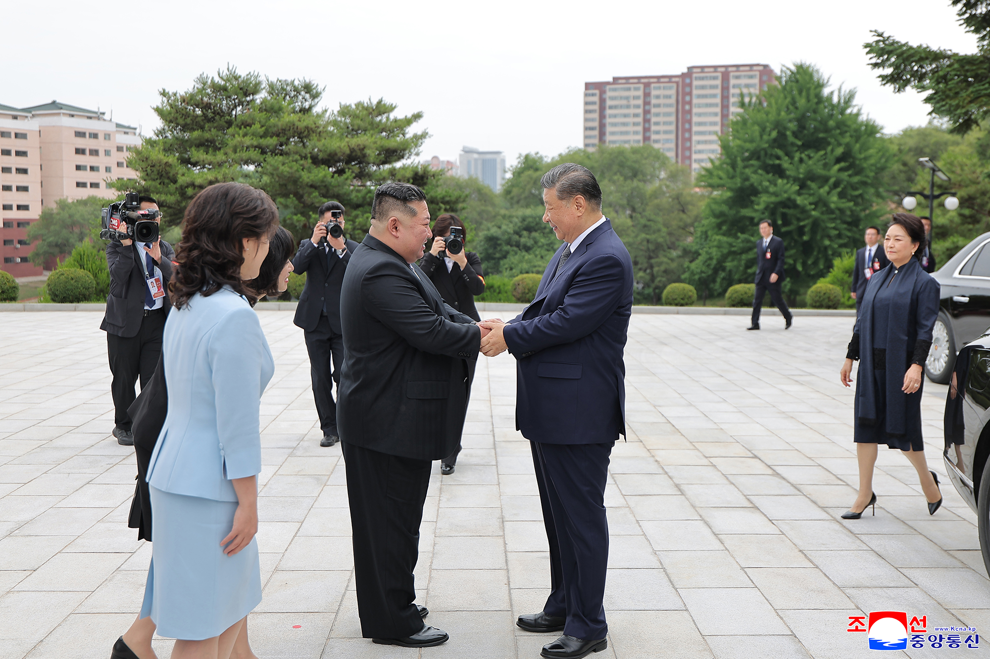 Comrade Xi Jinping, General Secretary of CPC Central Committee and President of PRC, lays flower basket at Friendship Tower