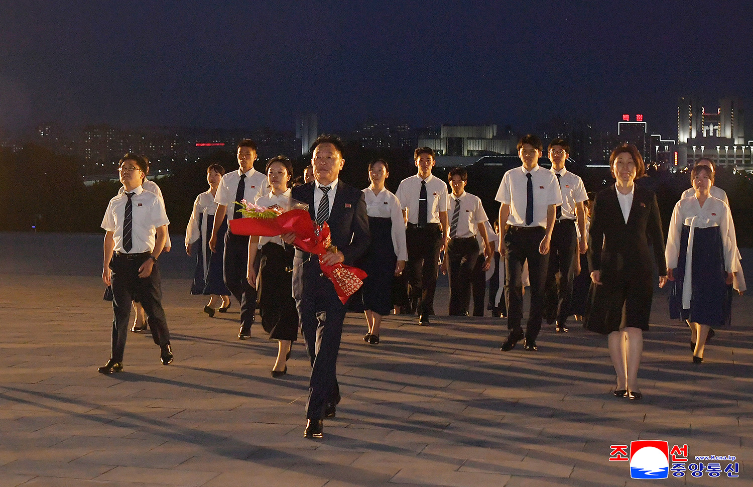 Korean students in Japan pay floral tribute to President Kim Il Sung and Chairman Kim Jong Il 