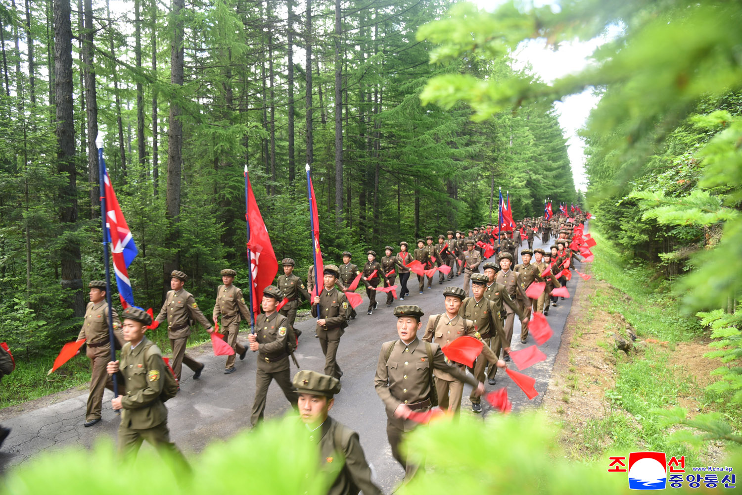 Schoolchildren tour revolutionary battle sites in area of Mt Paektu