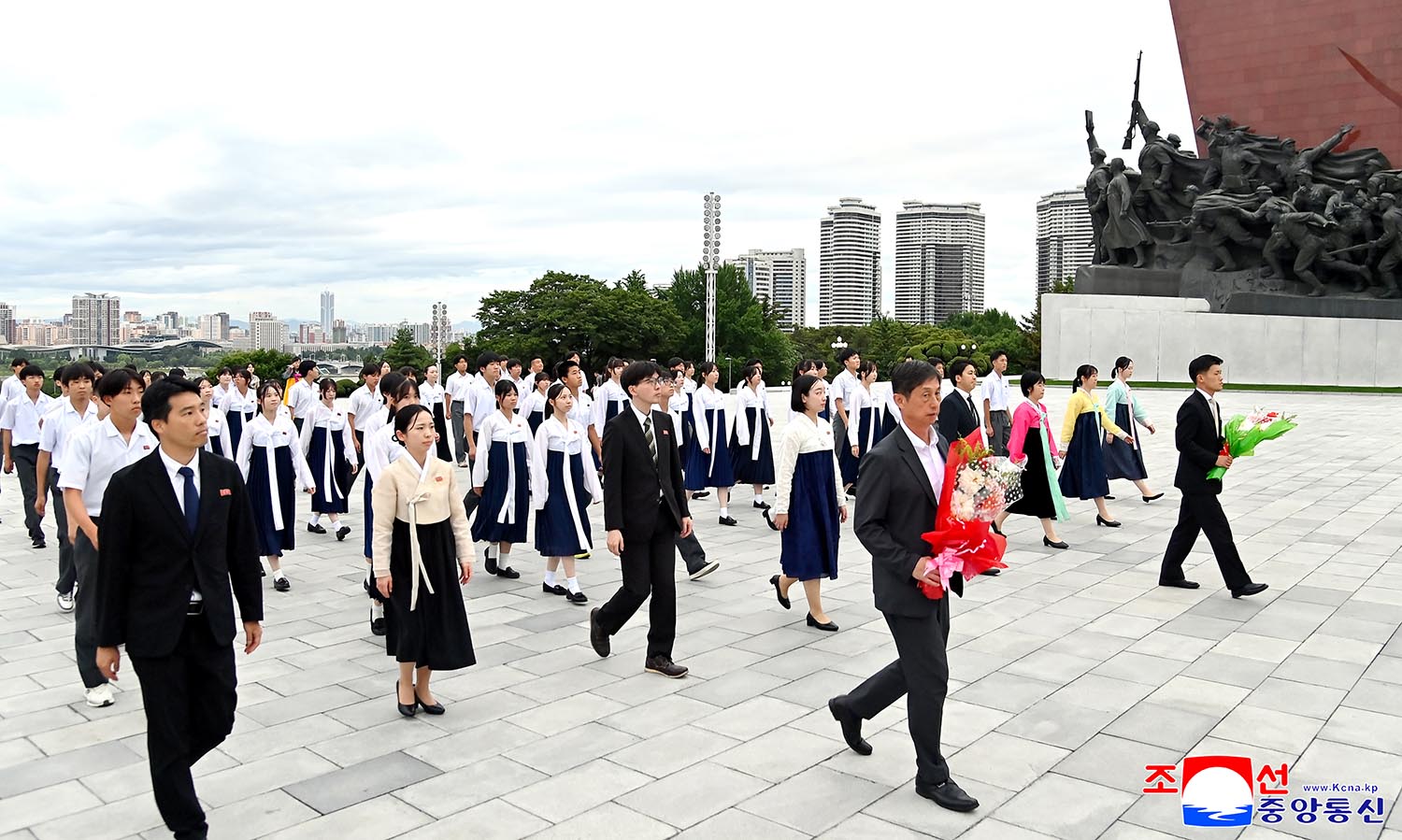 	Korean students in Japan pay floral tribute to President Kim Il Sung and Chairman Kim Jong Il