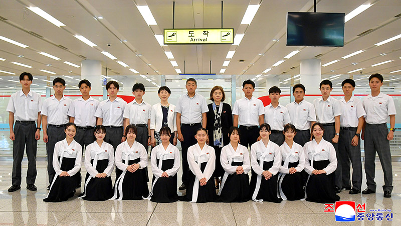 Home-visiting group of Korean students in Japan arrives in Pyongyang