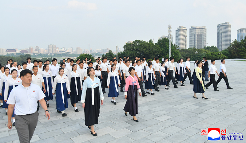Korean high school students in Japan pay floral tribute to President Kim Il Sung and Chairman Kim Jong Il