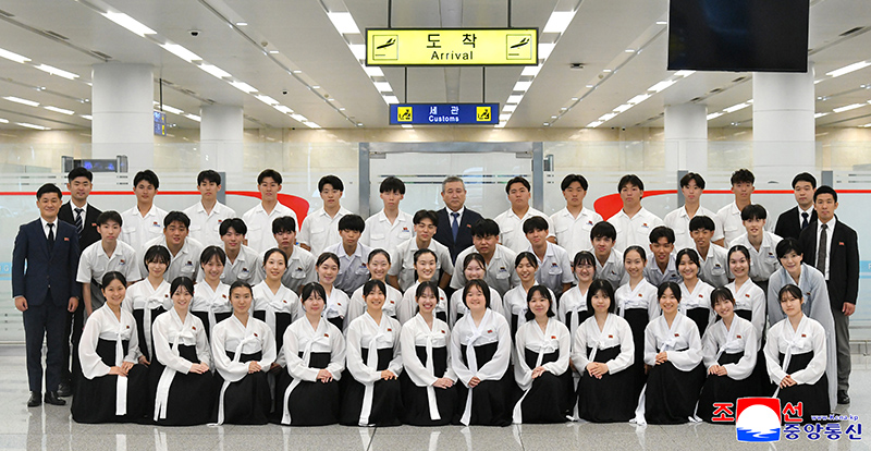 Home-visiting group of Korean students in Japan arrives in Pyongyang