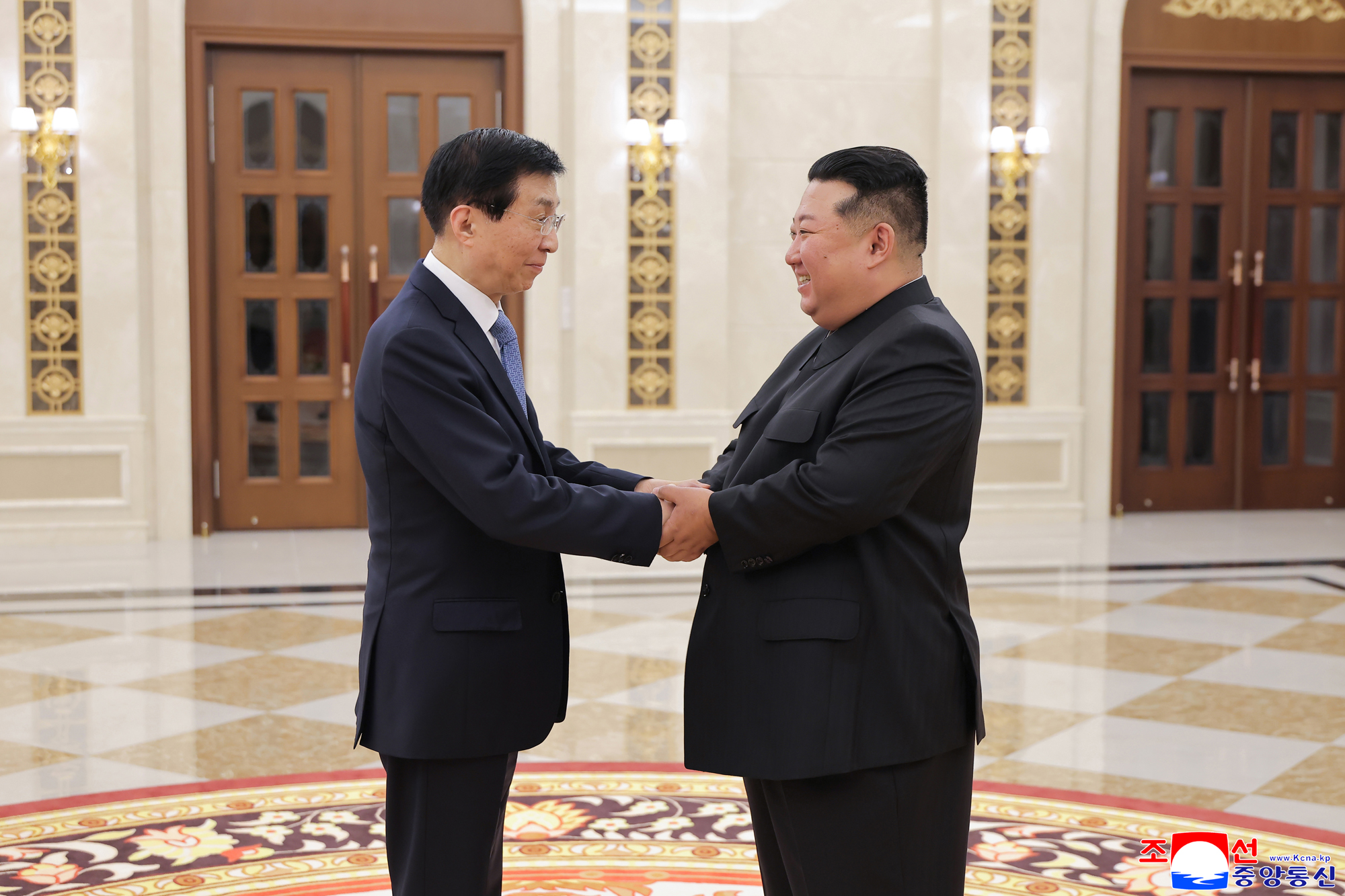 Respected Comrade Kim Jong Un meets Chinese Party and government delegation