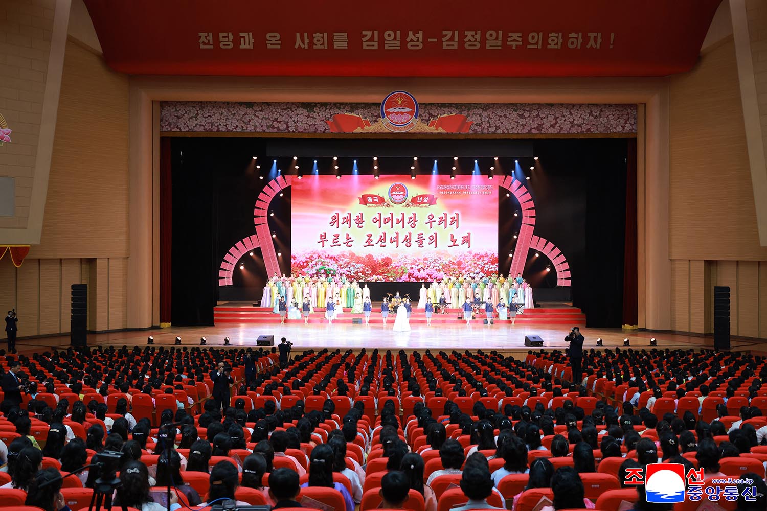 Art performance commemorates Eighth Congress of SWUK