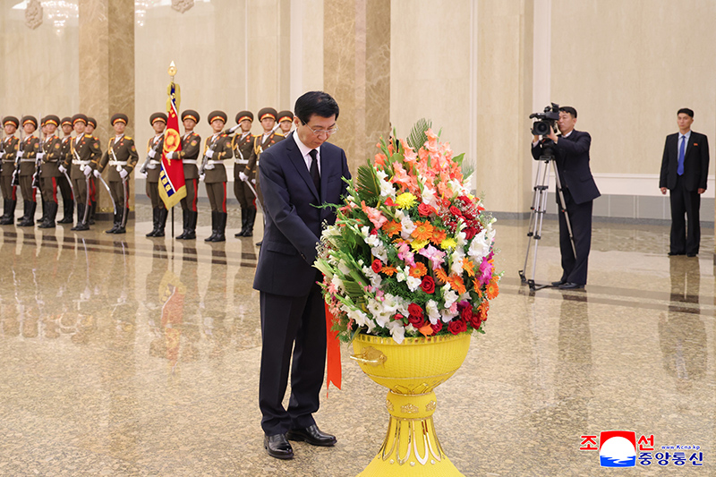 Party and government delegation of PRC visits Kumsusan Palace of Sun