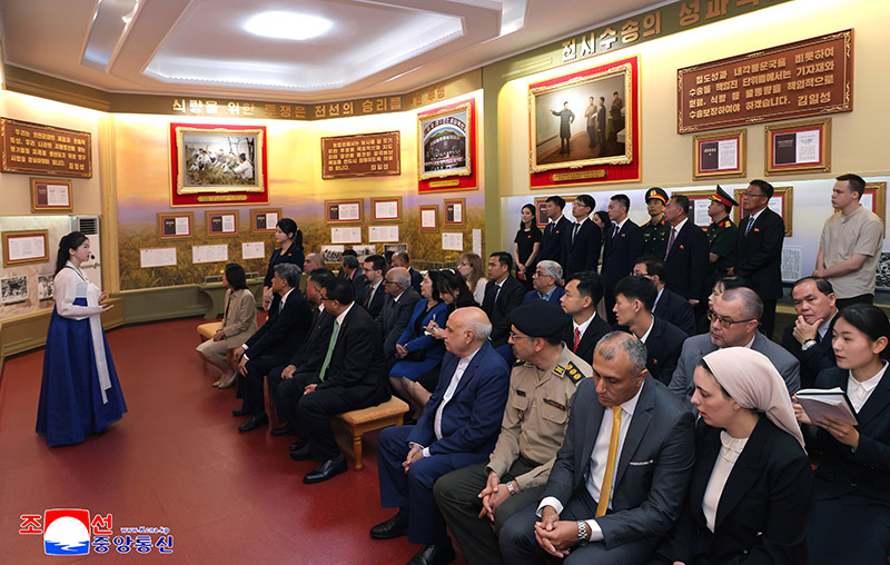Members of diplomatic corps visit Jonsung Revolutionary Site