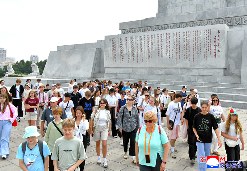 	Schoolchildren's camping groups tour Pyongyang