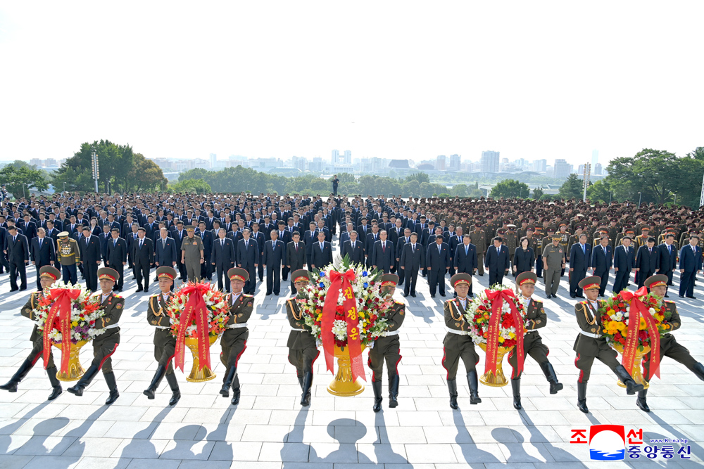 Ceremony of paying tribute to President Kim Il Sung and Chairman Kim Jong Il held  