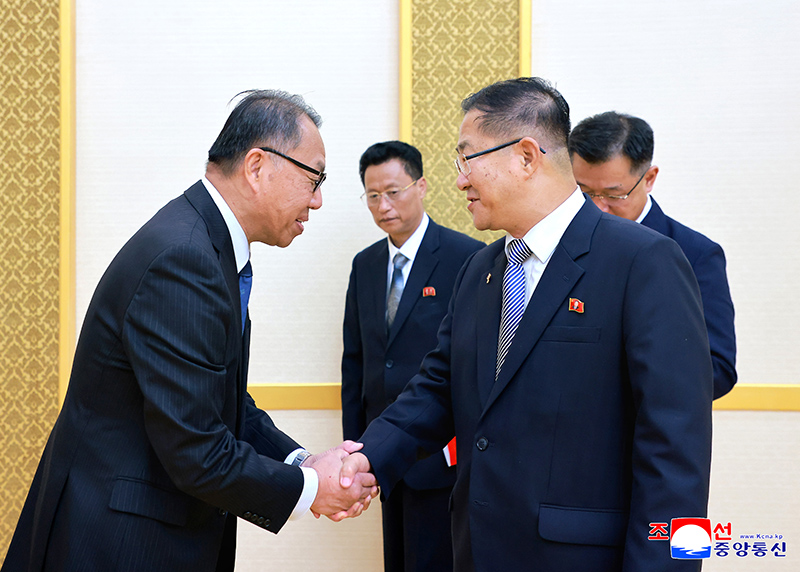Secretary of WPK Central Committee meets delegation of Chongryon educational workers