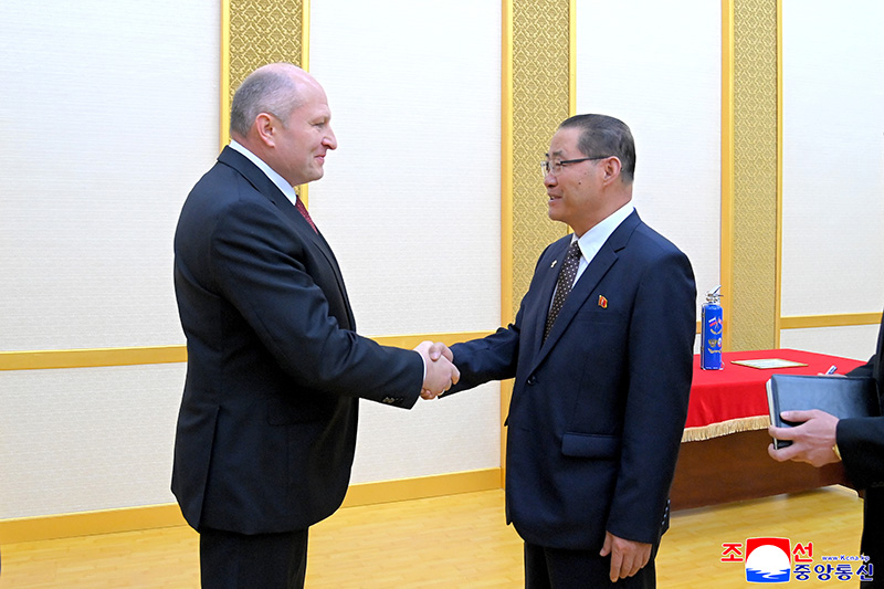 Premier Pak Thae Song meets with Russian minister of Emergency Situations