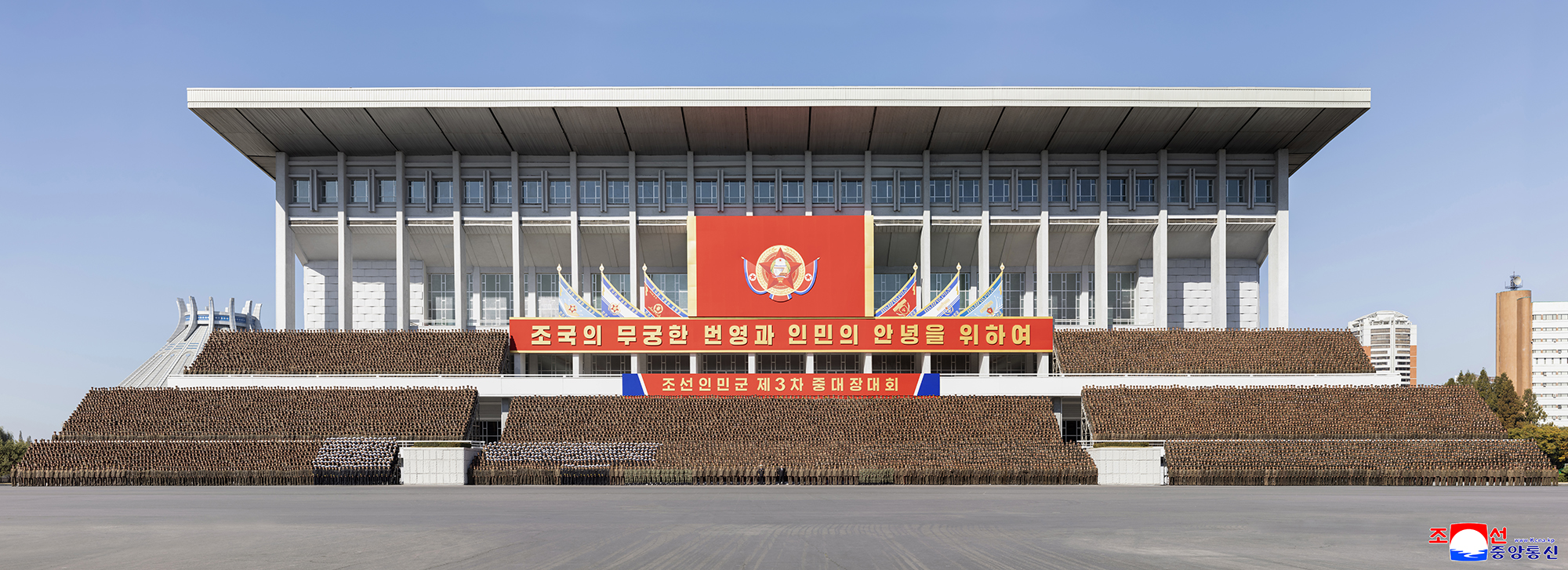 Respected Comrade Kim Jong Un has photo session with participants in Third Conference of Company Commanders of KPA